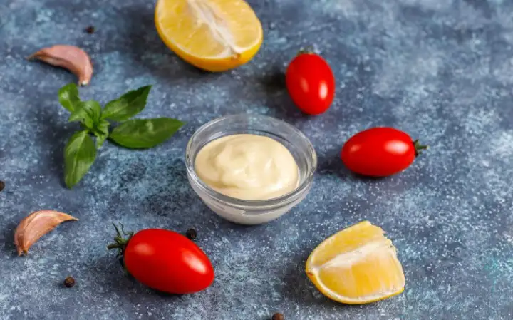 «Бутерброды с арахисовым маслом и майонезом. Сладость арахисового масла и терпкий, пикантный вкус майонеза прекрасно сочетаются».