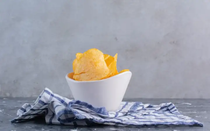 «Оригинальные чипсы Lays (с солью) с мягким ванильным мороженым. Просто используйте чипсы, чтобы захватывать мороженое».