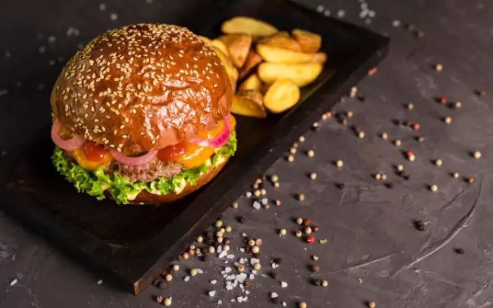 «Чизбургер с арахисовым маслом и беконом. Не осуждайте, пока не попробуете! Сладкое арахисовое масло так изысканно дополняет соленый бекон и пикантный сыр».