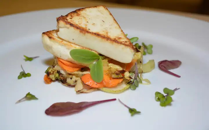 «Сыр на гриле с виноградным джемом. Я всегда описываю его как сочетание вина и сыра. Эта сладость и соленость сыра просто идеальны».