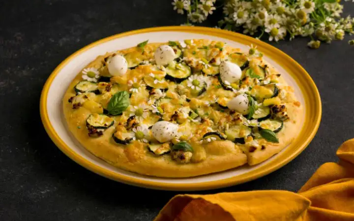 «Жена моего друга как-то предложила приготовить пиццу, которая стала вирусной. Это была пицца с карри, сливочным соусом, сыром и бананом. В итоге получилось просто потрясающе, и гости практически дрались за последний кусок».