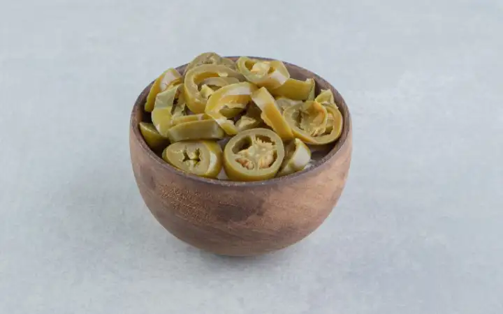 «Сок маринованных огурцов и сок халапеньо, добавленные в диетическую колу. Это придает напитку приятную пикантность».