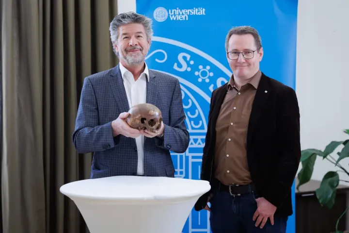 Герхард Вебер и Мартин Стескаль держат череп, который, по слухам, принадлежал сестре Клеопатры.