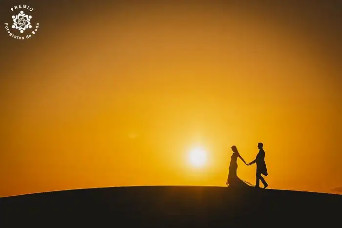 Вступают в брак, словно два силуэта в мыльной опере.