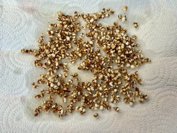Попкорн из гречки на сковороде.