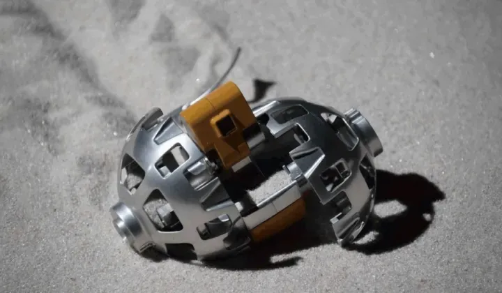 Луноход LEV-2 массой всего 250 грамм.