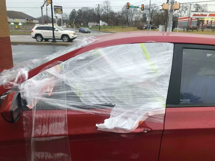 «Грабители разбили окно моей машины, чтобы забраться внутрь, но ничего не украли. Просто потому, что там ничего не было».