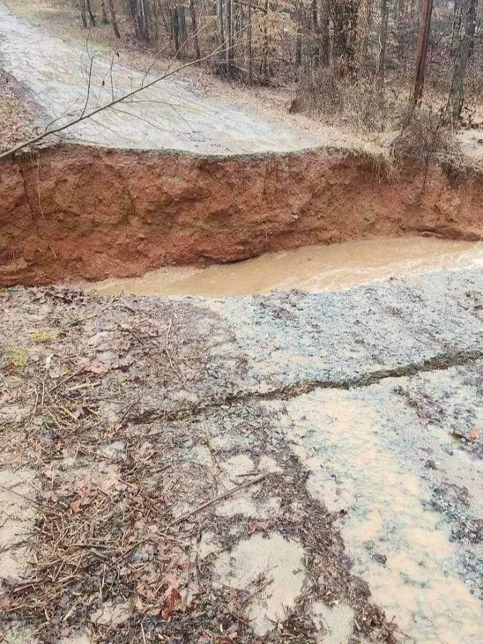 «Вот что произошло с дорогой, ведущей к моему дому, меньше, чем за сутки».
