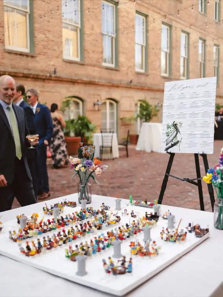 Пара из Нового Орлеана использовала конструктор LEGO для рассадки гостей на своей свадьбе.