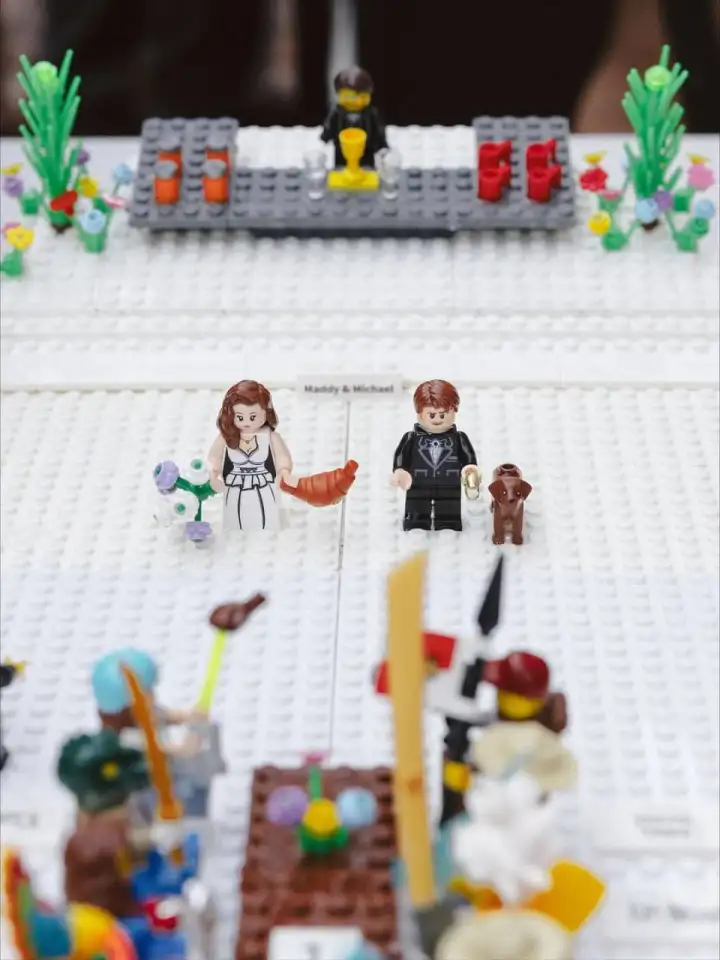 Молодожены Мэдди и Майкл в виде фигурок LEGO.