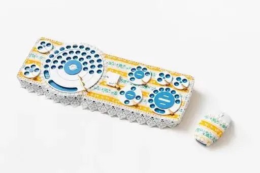 И в необычном дизайне (если вам еще не хватило необычности) в комплекте с мышкой.