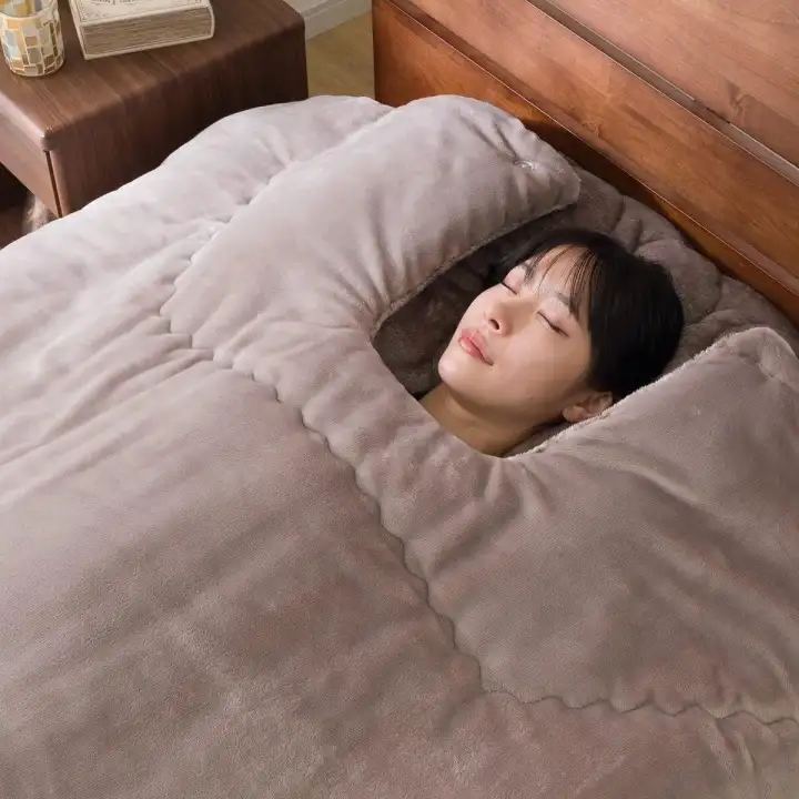 Инновационное решение — специальный вырез для головы.