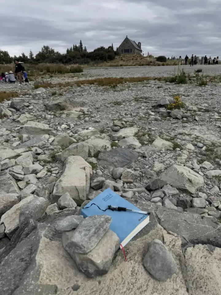 В начале 2025 года шестилетняя Цзи Хандун, путешествуя с семьей по Новой Зеландии, оставила на берегу озера Текапо свой синий блокнот. В нем была всего одна запись, но она стала семенем, из которого выросла удивительная традиция.