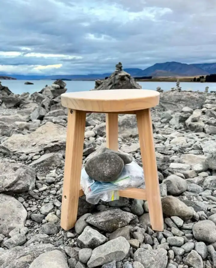 еперь на берегу озера туристы продолжают искать тот самый дневник среди камней. Более того, появились и новые блокноты в водонепроницаемых пакетах.