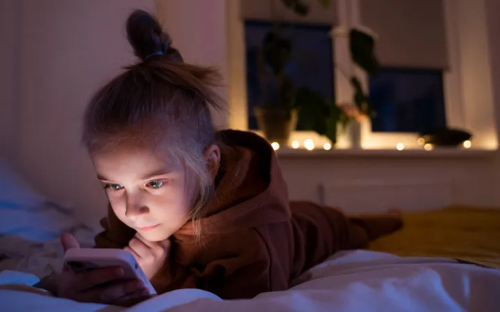 Девочка не спит.