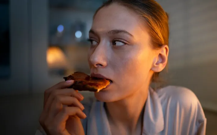 Девушка ест.