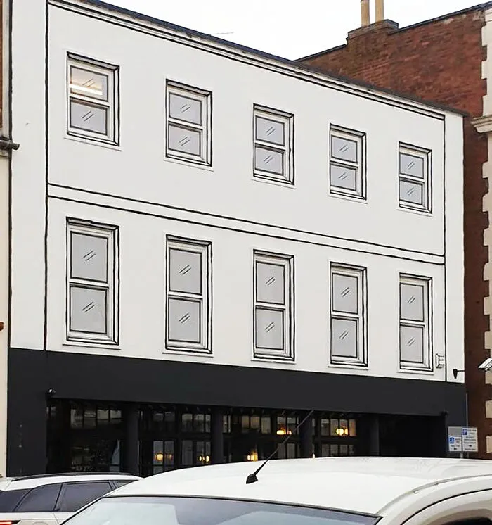 В этом здании мультяшные окна.