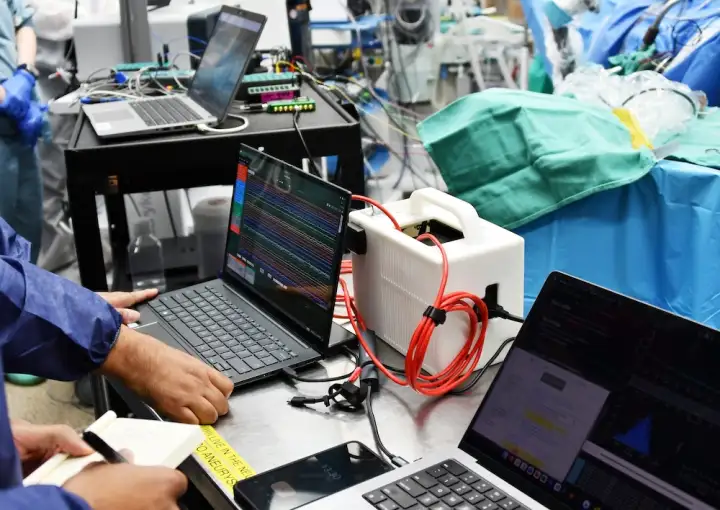 Врачи считывают показания с имплантата.