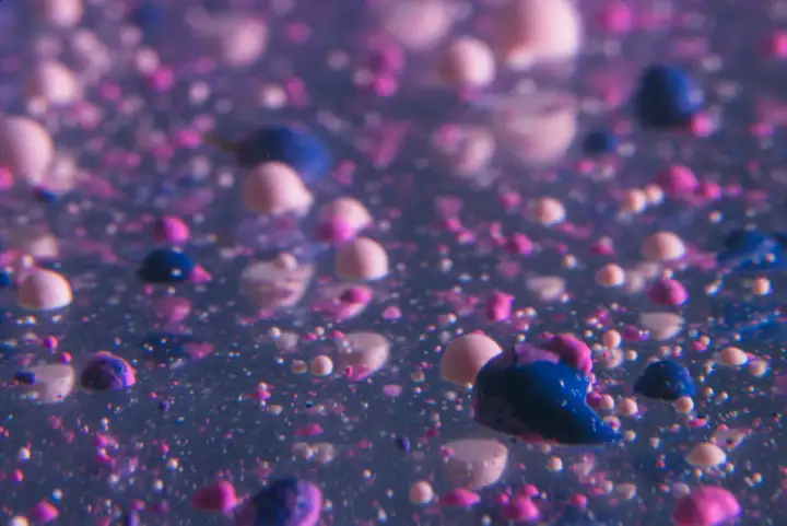 Недавние исследования показали, что люди могут неосознанно поглощать десятки тысяч частиц микропластика каждый год.