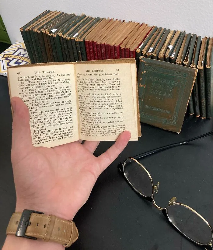 «Эта миниатюрная библиотека классических произведений в кожаном переплете, которую я унаследовал от друга. Каждая книга размером не больше моей ладони».