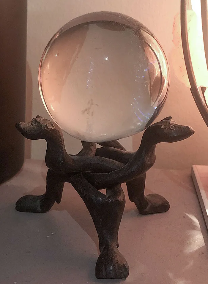 «Унаследовал хрустальный шар моей прабабушки».