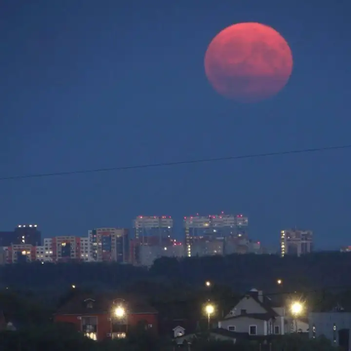 Чем севернее широта, тем лучше будет видно Клубничную луну.