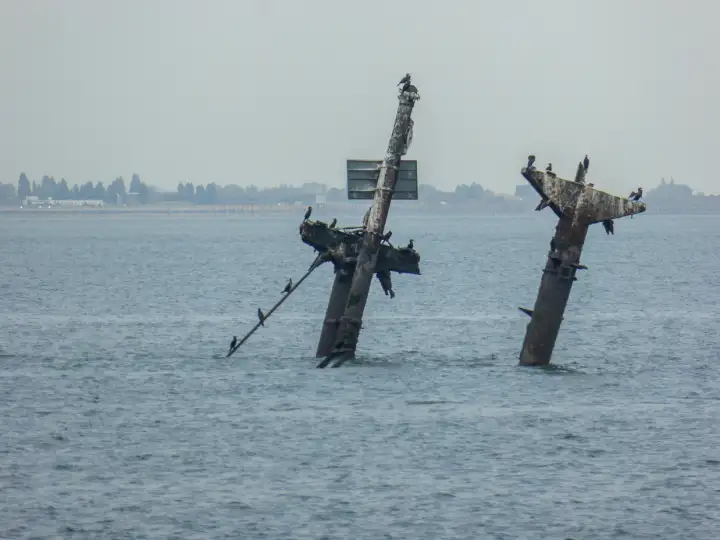 Взрыв на корабле вызовет мощнейшее цунами.