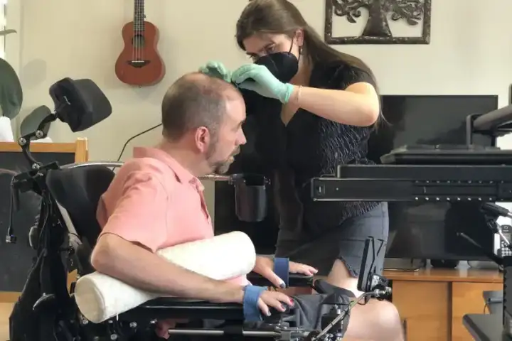 Парализованный мужчина, испытавший на себе нейропротез.