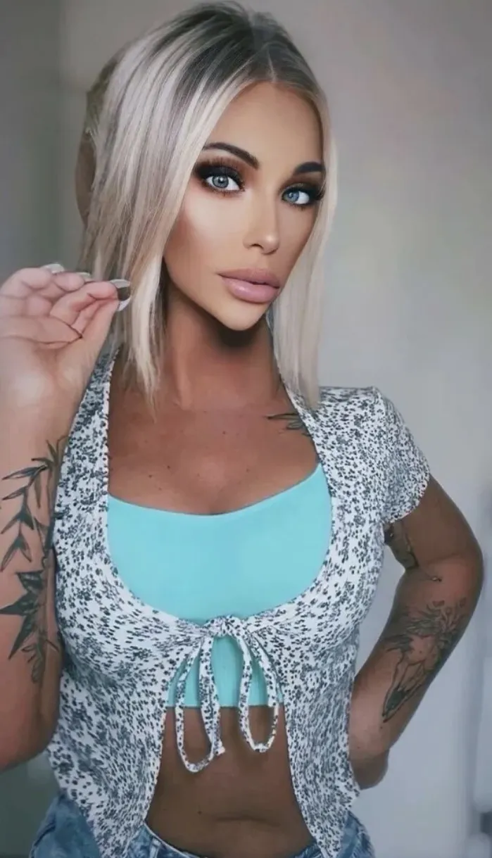 Секрет в умывании отбеливателем каждое утро, видимо. 