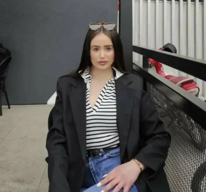 Судя по размеру ее рук, шутить над ее снимками не стоит.