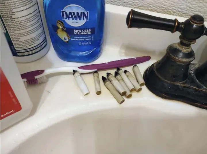 Курение в ванной — дурная привычка, но коллекционирование окурков на раковине… Это что-то за гранью добра и зла.