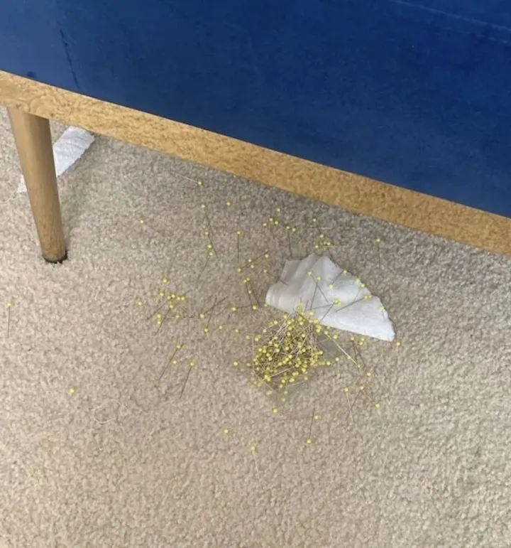 Вот почему не стоит класть иголки на край стола. 