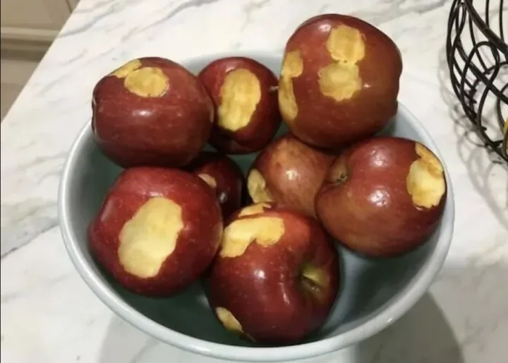 Это какой-то особый способ метить территорию. Не менее отвратительный, чем все остальные.