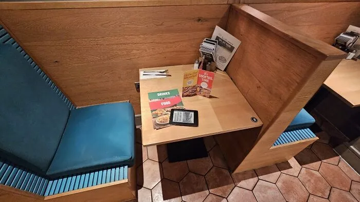 Места для одиноких посетителей в пабе.