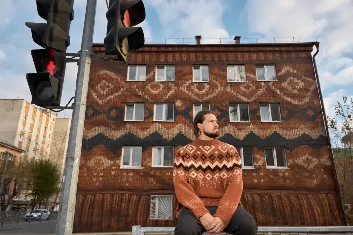 Вязаный свитер и вязаный мурал.