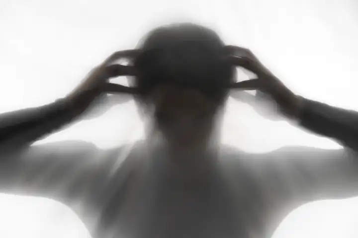 Люди с шизофренией слышат внутренний голос как внешний.