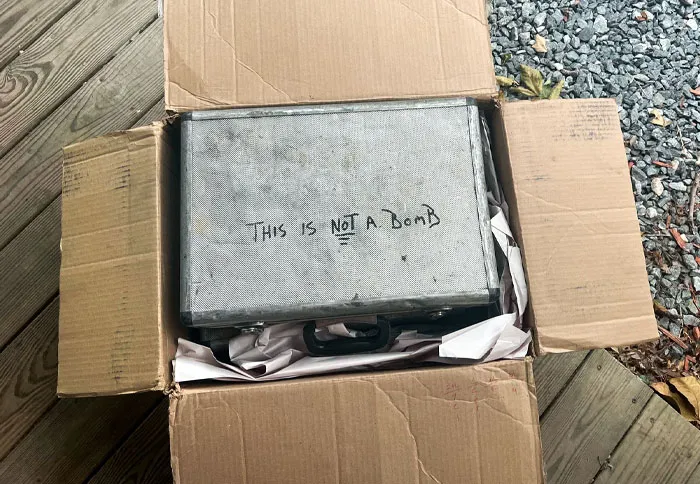 «Странная посылка с надписью „это не бомба“, которую я получил несколько дней назад».