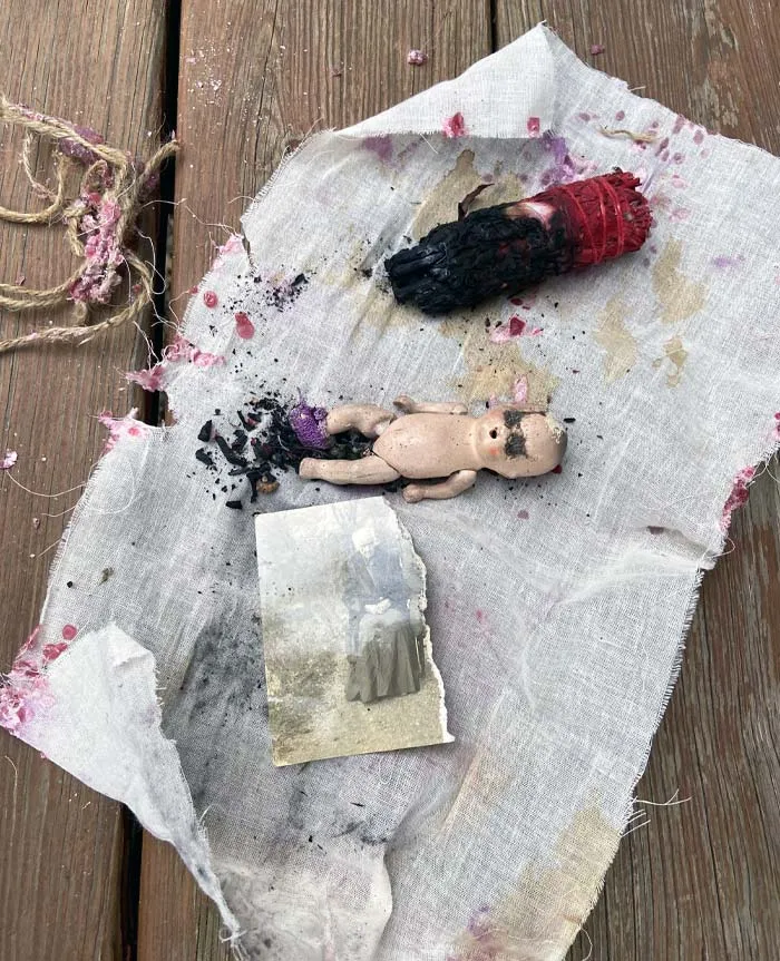 «Я получил это по почте сегодня. Сгоревшая палочка шалфея, кукла и старая фотография пожилой женщины. Нет обратного адреса, и никто из друзей или родственников не признался, что отправил это. Просто странная шутка? Я весьма озадачен».