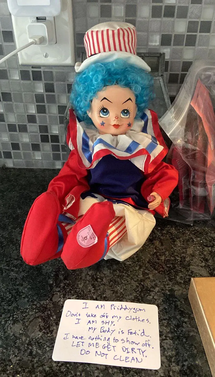 «Вчера я получил по почте клоуна с этой запиской. Понятия не имею, кто это отправил».