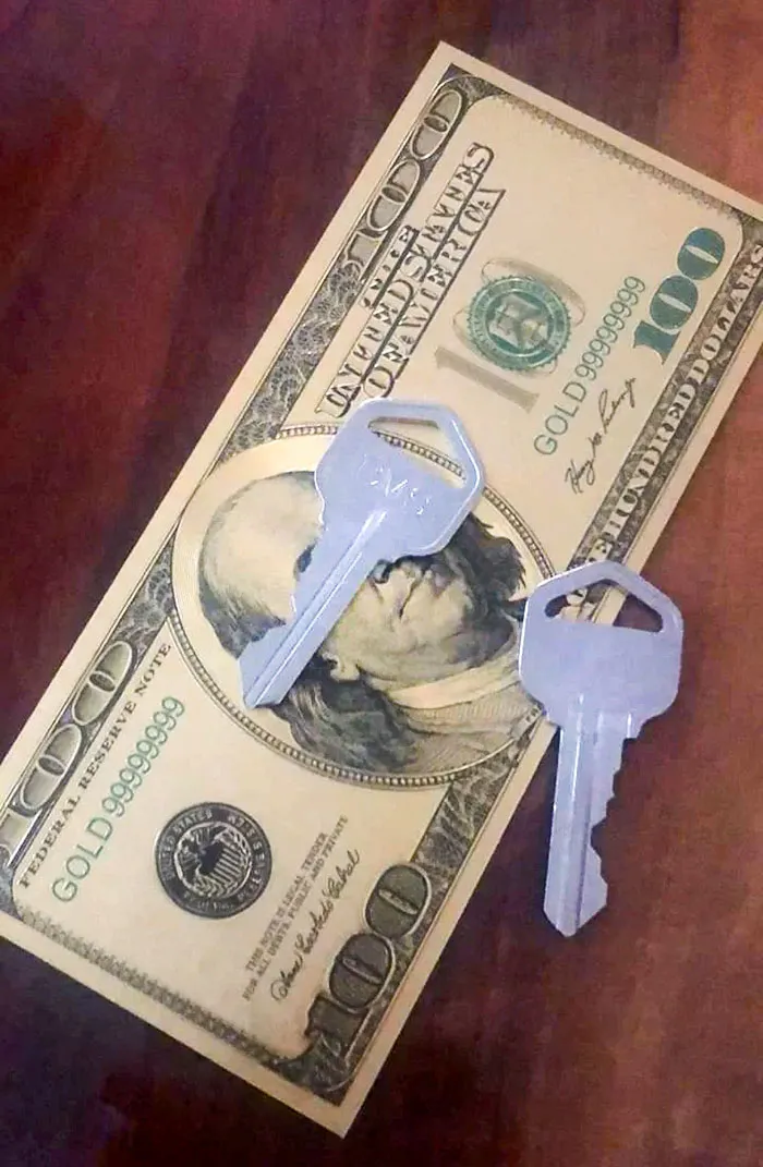 «Сегодня незнакомец сунул два ключа и фальшивую 100-долларовую купюру в наш почтовый ящик и убежал».