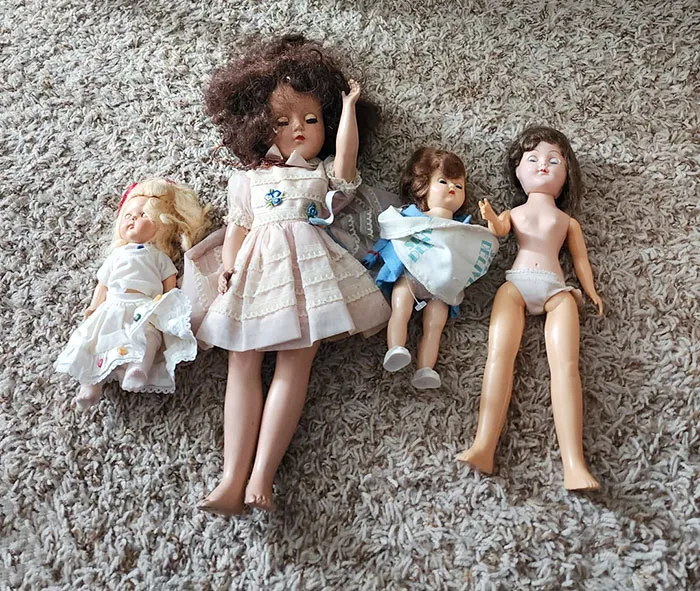 «Эти куклы были отправлены по почте в дом моей подруги. Она не знает, кто и почему их отправил».