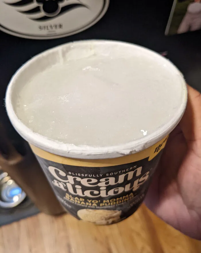 «Мой ребенок съел все мороженое, а затем наполнил банку водой и заморозил, чтобы скрыть свое маленькое преступление».