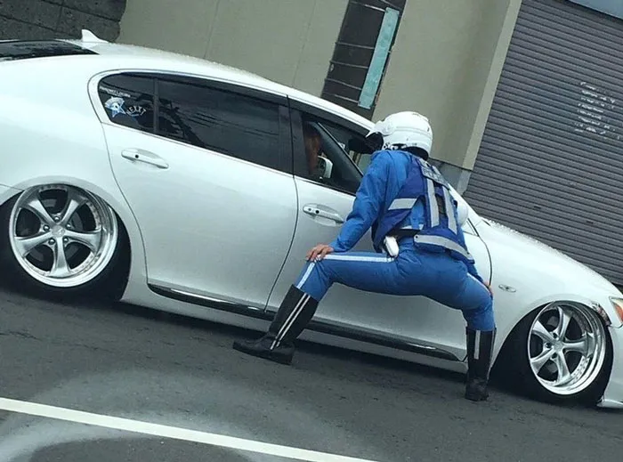 Видимо, у него болит спина.