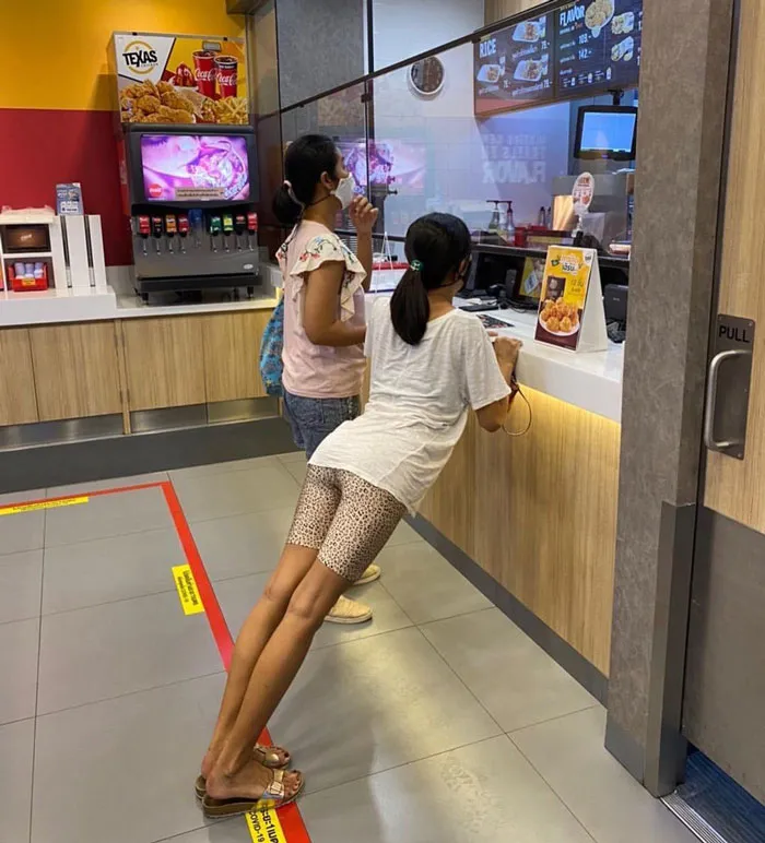 Когда нужно соблюдать дистанцию, но не хочется.