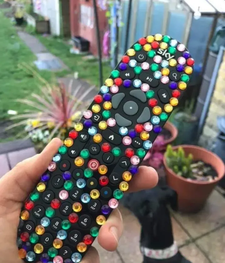 «Наша дочь украсила пульт для телевизора. Очень мило, но трудно найти нужную кнопку».