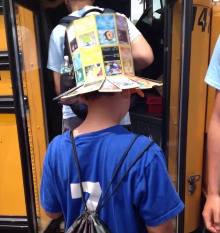 Цилиндр из карточек с покемонами.