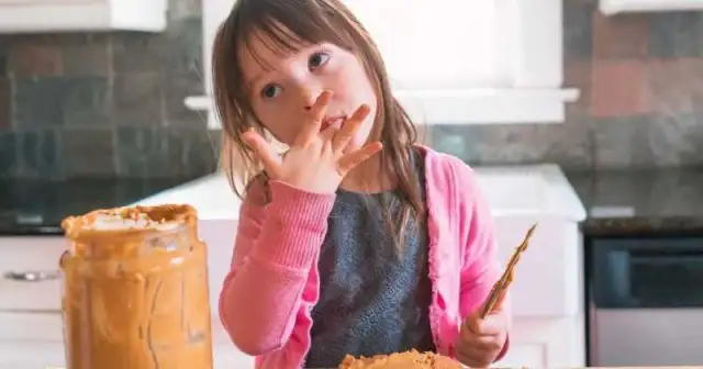 Детей постепенно приучали к арахисовой пасте.