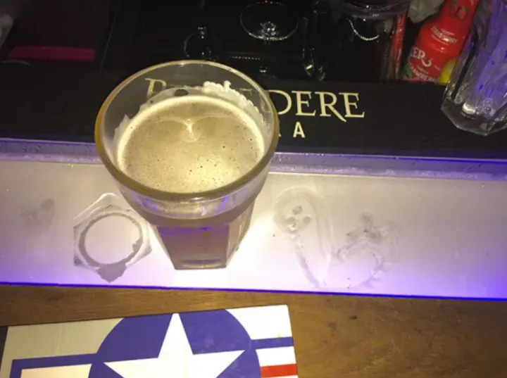 В этой барной стойке есть углубление, позволяющее сохранять напитки холодными.