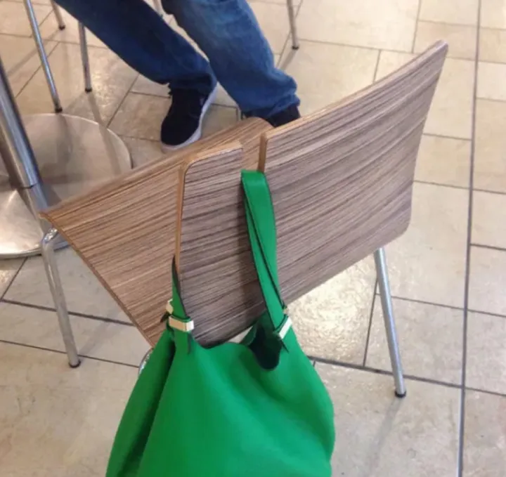 Стул с держателем для сумки.