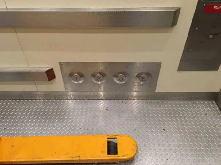 Кнопки лифта, которые можно нажать ногой, если заняты руки.